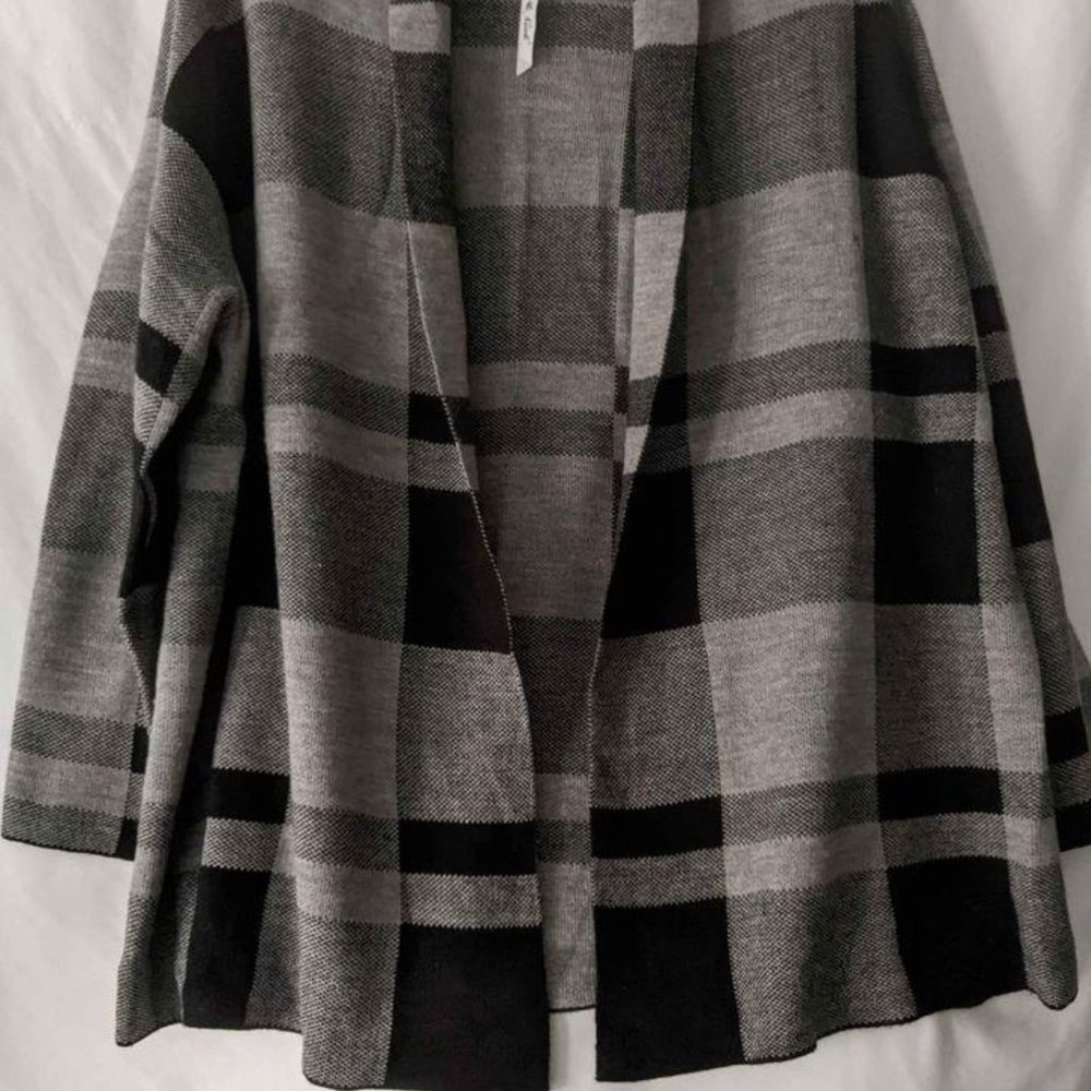Leo & Nicole – Plaid Pattern Sweater Jacket/Cardigan